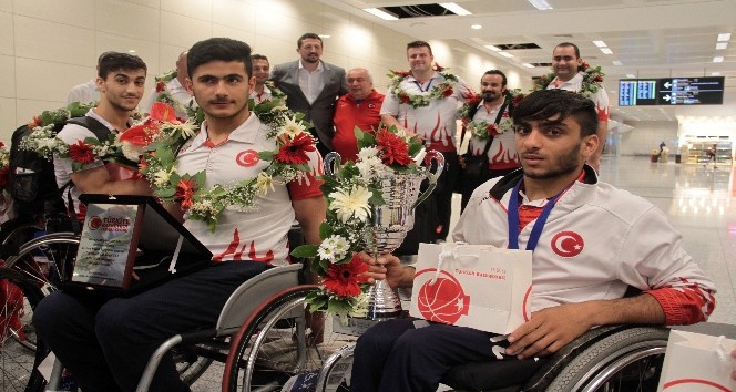 Dünya ikincisi olan engelli basketbolcular İstanbul’a döndü