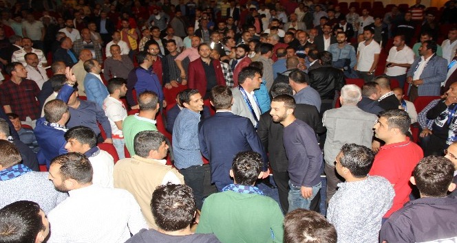 Erzurum’da gergin kongre