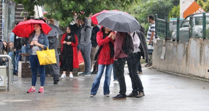 İstanbul&#039;da sağanak yağış ve serin hava etkili oluyor