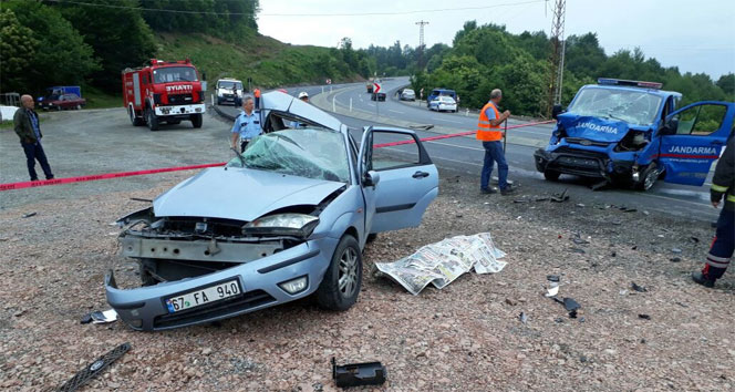 Jandarma aracı otomobille çarpıştı: 1 ölü, 2 yaralı