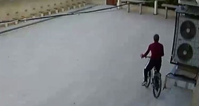 Camide bisiklet hırsızlığı güvenlik kamerasına yansıdı