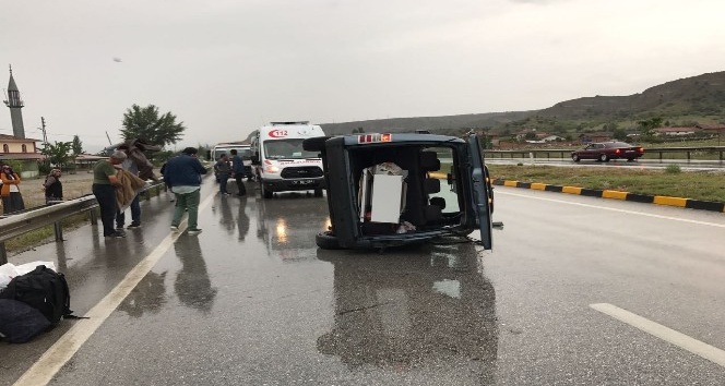 Tosya’da kamyonet devrildi: 1 yaralı