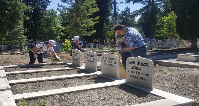 Belediye başkanı mezarlıkta temizlik yaptı