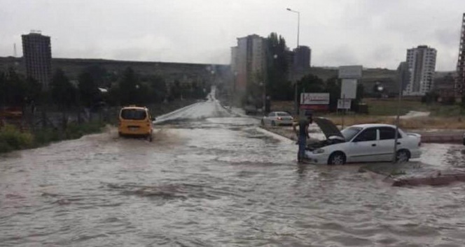 Kayseri&#039;de yağmur yağdı yollar göle döndü