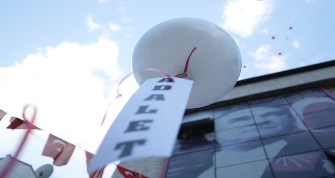 Antalya’da CHP’liler adalet için balon bıraktı