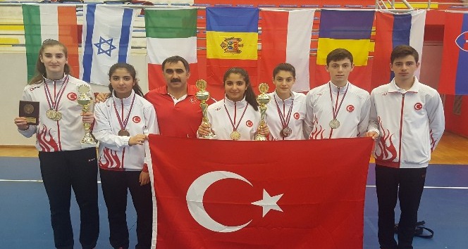 Erzincanlı badmintoncular Sırbistan’dan madalyayla döndü
