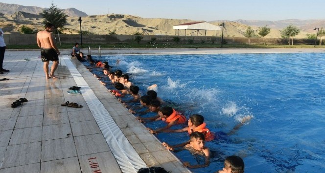 Terör mağduru çocuklar yüzme öğreniyor