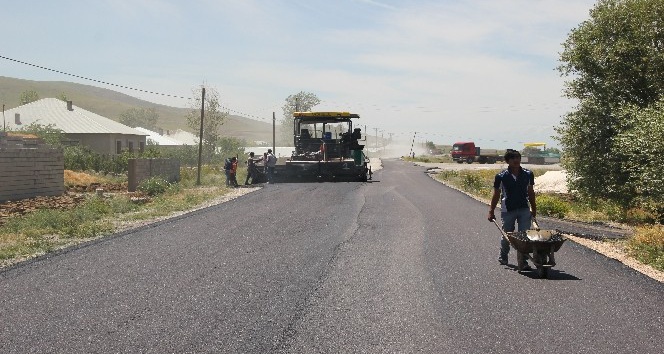 Muradiye’de yol asfaltlama çalışması