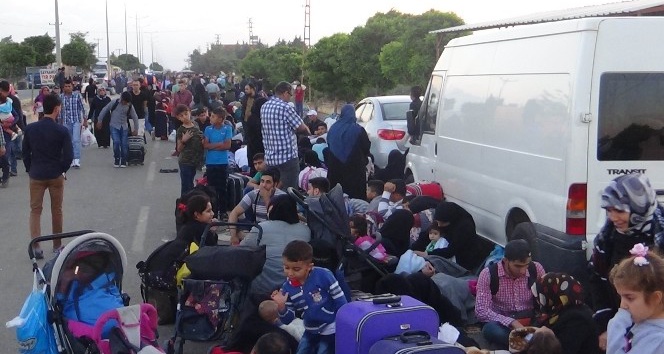 (Özel haber) Binlerce Suriyeli ülkelerine gitmek için geceden kuyruğa girdi