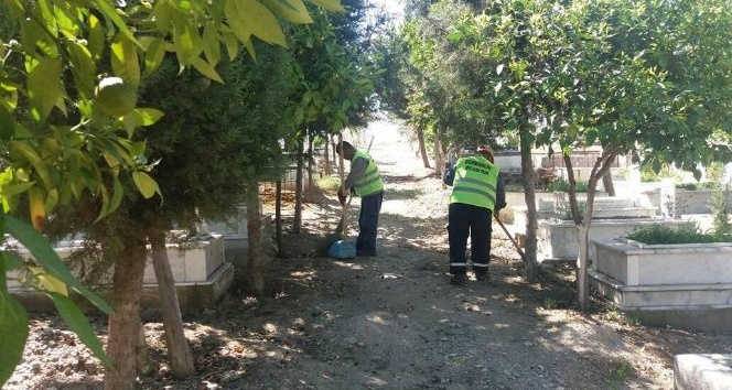 Germencik Belediyesi mezarlıklarda bayram temizliğine başladı