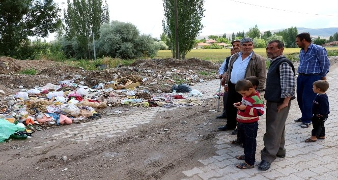 Belediyeler sahip çıkmayınca çöpler ortada kaldı