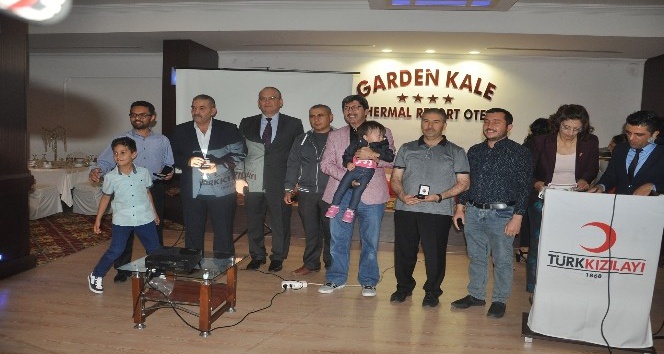 Kan bağışında bulunanlar Türk Kızılayı tarafından madalyayla ödüllendirildi