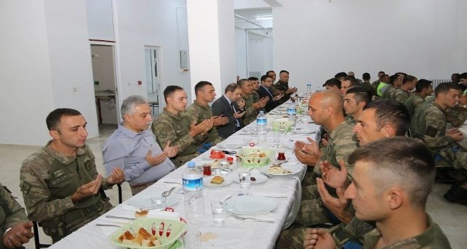 Vali Toprak askeri personelle iftar yaptı