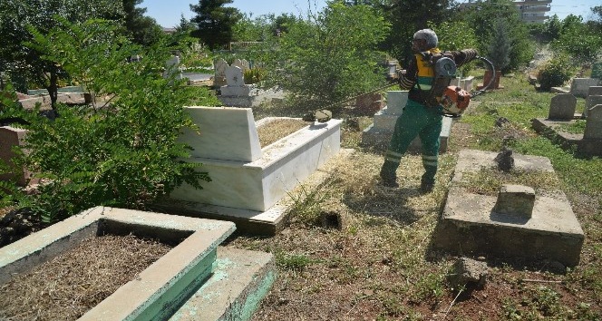 Diyarbakır’daki mezarlıklar temizleniyor