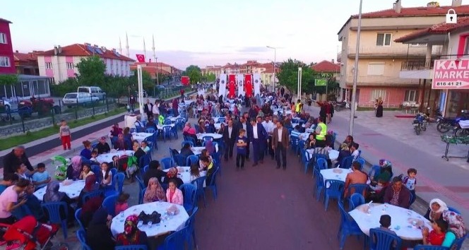 Kadir Gecesinde 7 bin kişi birlikte iftar açtı