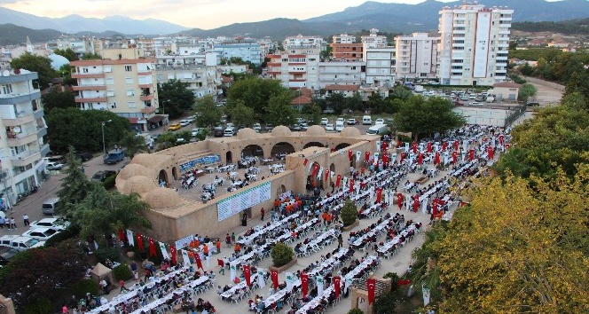 Kumluca’da 10 Bin kişilik iftar sofrası kuruldu