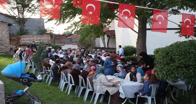 Akşam Türk Ocağı’nda iftar, gece polislerle sahur