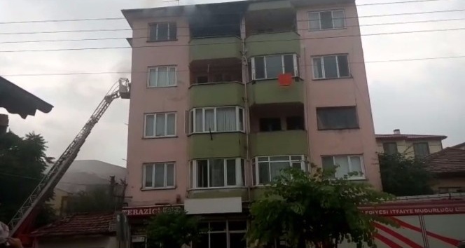5 katlı binadan çıkan dumanlar paniğe neden oldu
