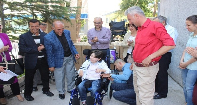 Engellilere tekerlekli sandalye yardımı