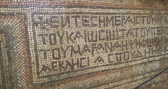 Bahçede çalışırken Roma dönemine ait mozaik buldu