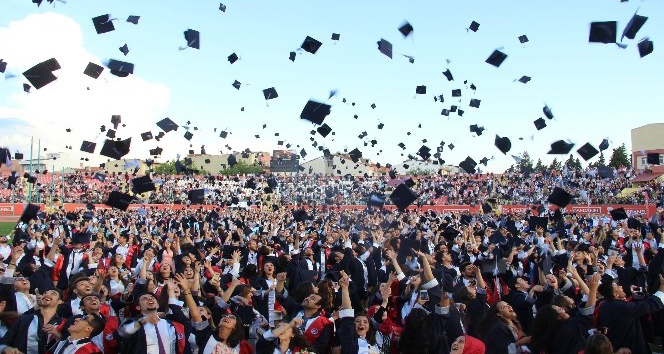 ÇOMÜ’de 8 bin öğrenci mezun oldu