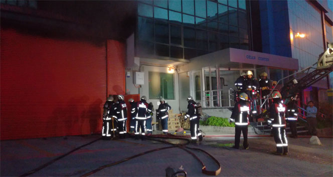 İstanbul Kağıthane’de 5 katlı iş merkezi yandı
