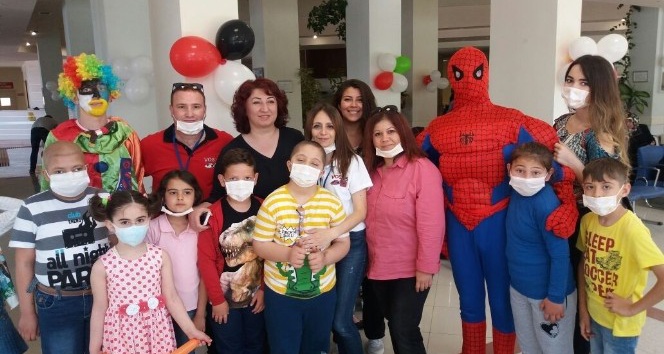 Onkoloji bölümünde kalan çocuklara bayram morali