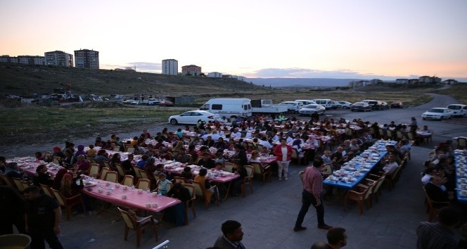 Başkan Büyükkılıç, Mahallemde İftar Var etkinliğinde 200 aile ile birlikte iftar yaptı