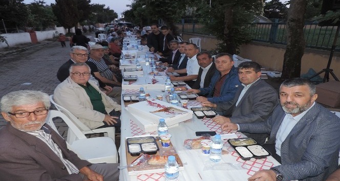 AK Parti’den mahalle sakinlerine iftar yemeği
