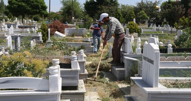 Iğdır’da mezarlıklar bayrama hazır