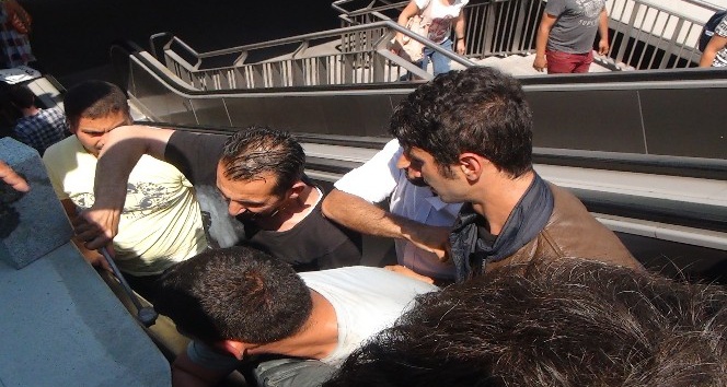 (Özel Haber) Taksim Meydanı’nda kolu yürüyen merdivene sıkışan şahsı itfayie kurtardı