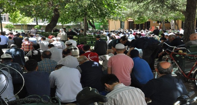 Ramazanın son Cumasında camiler doldu