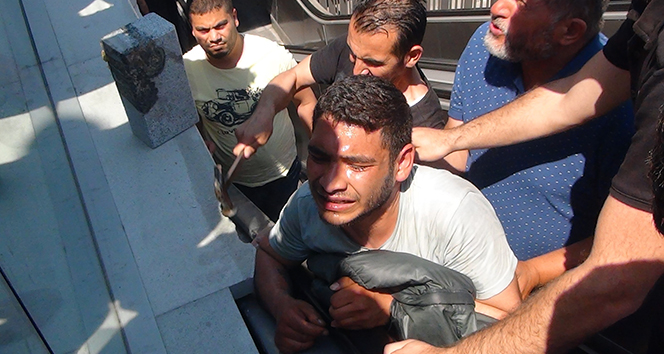 Taksim Meydanı&#039;nda kolu yürüyen merdivene sıkışan şahsı itfayie kurtardı