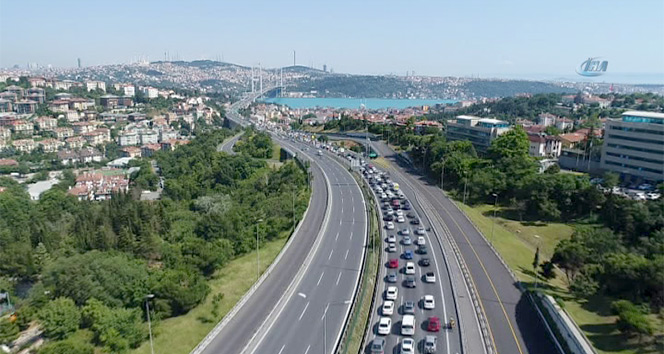 FSM Köprüsü istikameti bayram trafiği havadan görüntülendi
