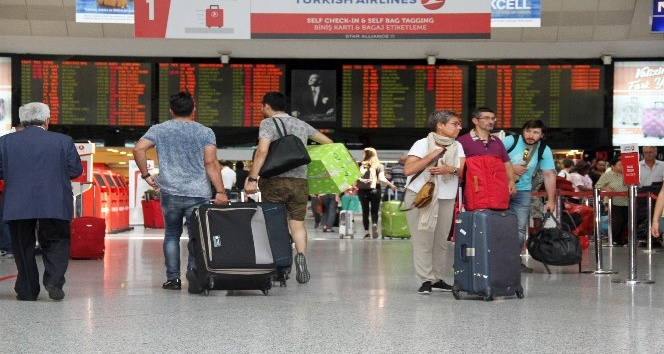 Atatürk Havalimanı’nda bayram yoğunluğu