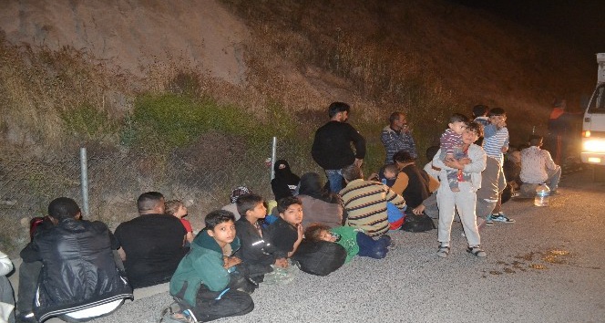 İzmir’de kamyonetin kasasında 47 göçmen yakalandı