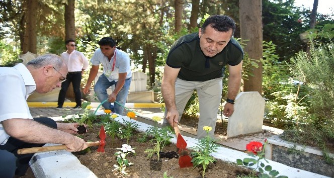 Başkan Yücel, Şehit mezarlarını ziyaret etti