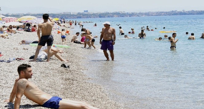 Ramazan bayramı tatili nedeniyle nüfusun 4 milyonu bulduğu Antalya’da sahiller doldu
