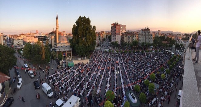 Karaman Belediyesi 10 bin kişiye iftar verdi