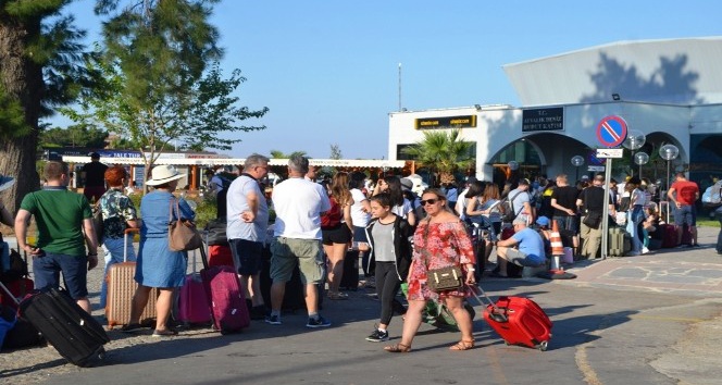 Türk tatilcilerin depreme rağmen Midilli ısrarı