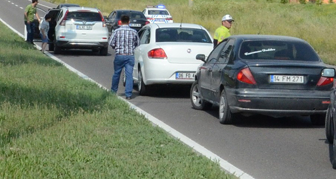 Kılıçdaroğlu&#039;nu selamlamak için durdu, üç araçlı zincirlemeli trafik kazası yaşandı