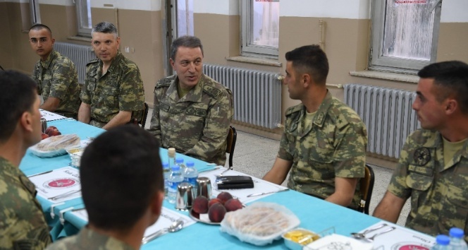 Genelkurmay Başkanı Akar, Eruh’ta askerlerle iftar yaptı