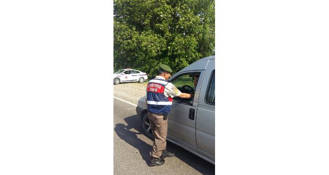 Jandarma trafik ekiplerinden emniyet kemeri uygulaması