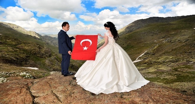 2 bin 500 metrede düğün fotoğrafı çektirdiler