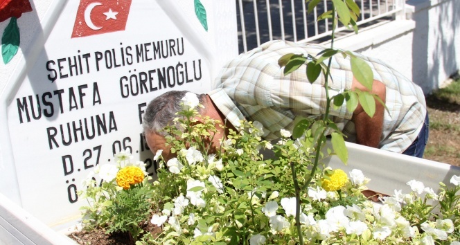 Şehit babası, &#039;Onsuz ilk bayramımız&#039; diyerek mezarına kapanıp ağladı