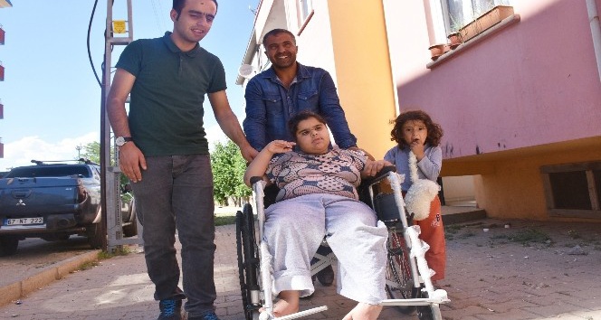 Tekerlekli sandalyesi çalınan engelli kız çifte bayram yaşadı