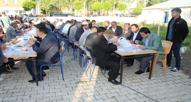 Çaldıran Belediyesinden Bayram Namazı sonrası vatandaşlara ‘Gırar Sıbe’ ikramı
