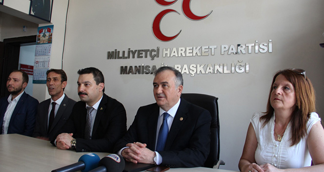 Akçay Kılıçdaroğlu’nun ‘Bozkurt’ işaretini yorumladı