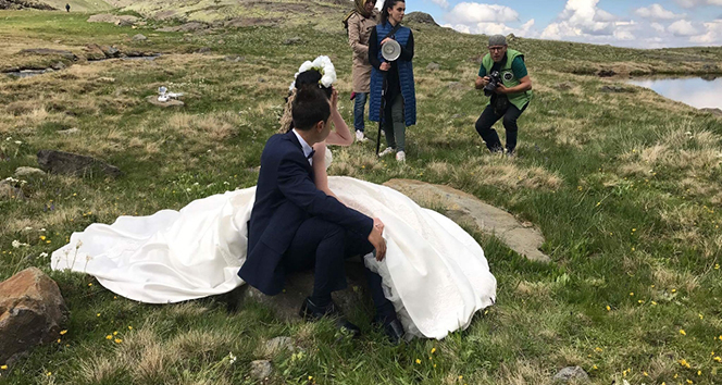 2 bin 500 metrede düğün fotoğrafı çektirdiler