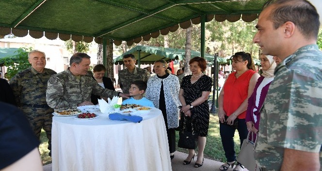Orgeneral Akar ve kuvvet komutanları, Siirt’te asker ve güvenlik korucularıyla bayramlaştı